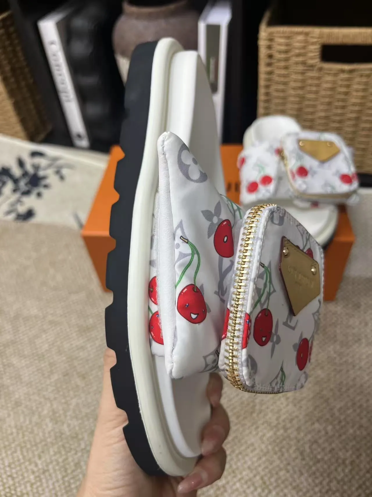 P380 yuan LV Louis Vuitton Full of high-end feel! A popular model among bloggers at home and abroad, it’s retro and fashionable, and looks stunning on your feet! Mainly recommended model on the official website★ ━━━━━ ЅᏇєєt ━━━━━ ▪️Upper: original calfskin ➕5D printing process ▪️Inner: imported mixed sheepskin ▪️Outsole: original molded foam outsole ▪️Size: Female 35-40 Men's 39-44 (women's 41 men's 45)
